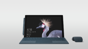 Surface Pro mit Maus und Stift auf grauem Farbverlauf