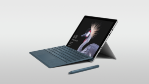 Surface Pro mit Stift aus Hintergrund mit Farbverlauf