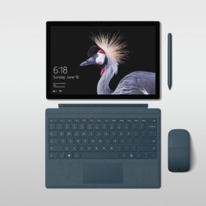 Surface Pro abgedockt mit Maus und Stift